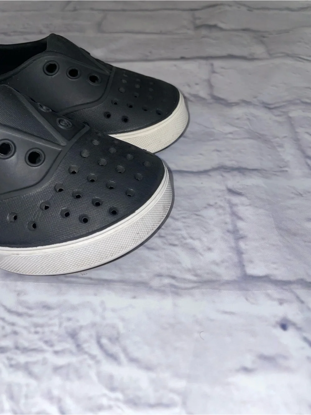 Native Miles (Black/White) size 7c
